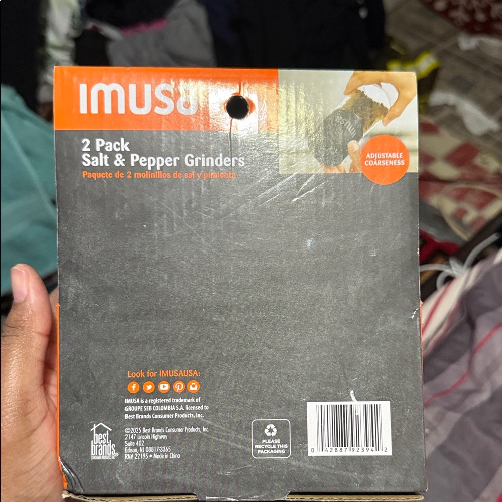 IMUSA Black Salt and Pepper Grinders Set - Picture 4 of 5